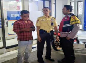 Anggota Polisi Polsek Banyusari Kunjungi Bank BRI Gempol Patroli Prekat di Malam Hari
