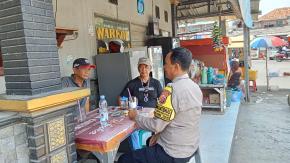 Momen Bhabinkamtibmas Sambangi Warung Kopi, Ngobrol Santai Bersama Warga
