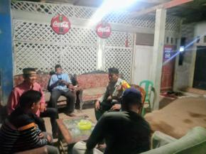 Anggota Polsek Batujaya Sambangi Masyarakat Desa Telukbango untuk melaksanakan kegiatan Ngawangkong