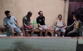 Bhabinkamtibmas Polsek Klari Sambangi Warga Saat Ronda Malam