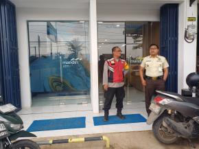 Anggota Polsek Batujaya Sambangi Scurity Bank Mandiri Unit Batujaya