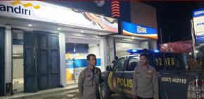 Patroli Malam Hari, Personil Piket Polsek Rengasdengklok Kunjungi Bank BRI Dan Mandiri