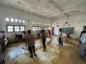 Brimob Polda NTB Gotong Royong Bersihkan MTs YASPENDI Sungai Iyu