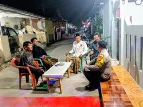 Sambangi Warga Saat Ronda Malam, Bhabinkamtibmas Polsek Klari dialog Kamtibmas di Perum Terangsari
