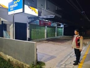 Upaya Anggota Polsek Batujaya Ciptakan Keamanan di Bank Mandiri Unit Batujaya pada malam hari