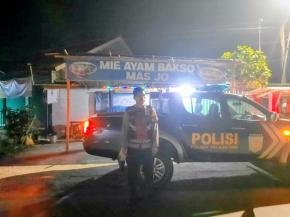Bhabinkamtibmas Polsek Telagasari Susuri Wilayah Perbatasan Cegah Terjadinya Gukamtibmas Malam