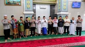 Polresta Karawang dan PJU Gelar Salat Jumat Keliling di Masjid Al-Mukthar Warung Bambu