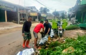 Kepedulian Terhadap Lingkungan Kembali Ditunjukkan Oleh Kades Cibogo Hilir Asep Heryanto Terjun Langsung Atasi Sampah di Saluran Got