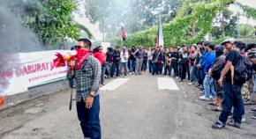 Suara Jalan Rusak dari Mahasiswa dan Warga Menuntut Hak Keselamatan
