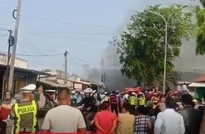 Kebakaran Ruko di Jalan Raya Pasundan Karawang Bikin Warga Berkerumun