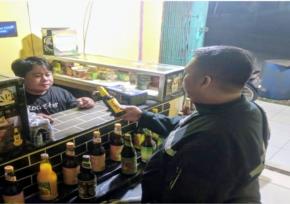 Personil Polsek Tegalwaru Gelar Operasi Cegah Peredaran Miras dan Edukasi Masyarakat