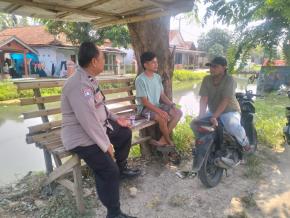 Giat Door To Door Anggota Polsek Pakisjaya Sambangi Warga Masyarakat Desa Binaan