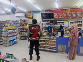 Personil Laksanakan dengan Penuh ketelitian Guna antisipasi Guankamtibmas, Lakukan Patroli Rutin Pertokoan Diwilayah Hukum Polsek Tempuran.