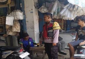 Prekat Polsek Banyusari Aipda Abdul Rahman Giat Patroli Toko Sembako Antisipasi Kejahatan