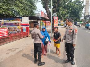 Wujud Peduli Jumat Polsek Kotabaru Bagikan Nasi Kotak Kepada Warga yang Membutuhkan