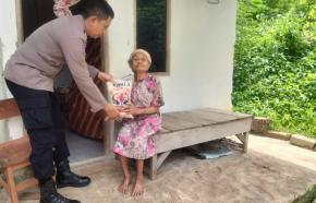Mak Rosih, Nenek Tuna Netra di Desa Walahar didatangi Bhabinkamtibmas Po?sek Klari