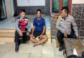 Aiptu Deni Anggota Polsek Banyusari Melaksanakan Sosialisasikan Bahaya Judi Online Kepada Masyarakat