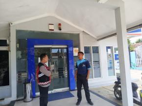 Demi Keamanan dan Kenyamanan Masyarakat. Anggota Patroli Polsek Tempuran Kontrol Ke Toko Perhiasan.