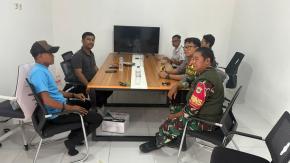 Sinergitas TNI, POLRI Terlihat Saat Babinsa Dan Bhabinkamtibmas Sambangi Warga Desa Binaan