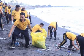 Dukung Program Presiden Prabowo, Polda NTB Gelar Aksi Bersih Disepanjang Pantai Sekarbela dan Ampenan