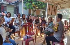 Sampaikan Pesan Kamtibmas, Bhabinkamtibmas Polsek Telukjambe Timur Sambangi Jemaat Gereja GKP