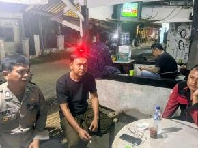 Upaya Personil Polsek Purwasari Polres Karawang Sambangi Poskamling Ajak Masyarakat Jaga Lembur