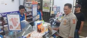 Personil Polsek Telukjambe Barat Sampaikan Pesan Kamtibmas ke Karyawan Indomart