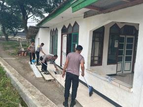 Jumat Bersih, Kapolsek Pangkalan AKP Iwan Budijanto Bersama Personel Gelar Kerja Bakti di Musholla Miftahul Hoer