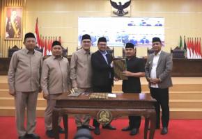 Bupati Bekasi Ade Kuswara Kunang Bersama Wakil Bupati Asep Surya Atmaja dan Jajaran Pimpinan DPRD Kabupaten Bekasi Hadiri Rapat Paripurna DPRD Dalam Rangka Penetapan Propemperda 2026