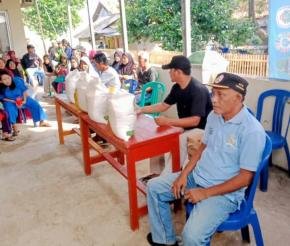 Bantuan Pangan Hadir, Warga Cikampek Barat Sambut dengan Antusias