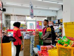 Anggota Polsek Batujaya Laksanakan Patroli Prekat guna Ciptakan Keamanan di Minimarket