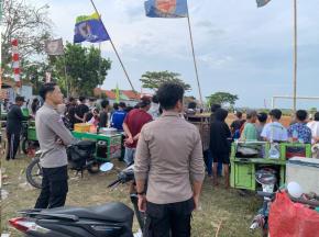 Anggota Polsek Tirtajaya melaksanakan Pengamanan Turnamen Sepak Bola Tambaksumur Cup tahun 2025