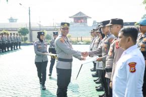 Bentuk Apresiasi, Kapolres Karawang Berikan Penghargaan Kepada Personil Yang Berprestasi