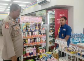 Sambang Minimarket Loji, Personil Polsek Tegalwaru Imbau Penjaga Saat Patroli Siang