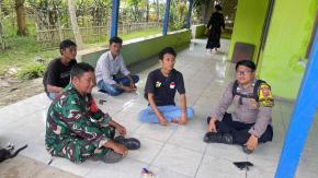 Tingkatkan Sinergitas TNI-Polri, Babinsa dan Bhabinkamtibmas Sambangi Warga untuk Sampaikan Pesan Kamtibmas
