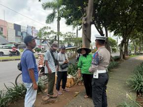 Potret Pelayanan Prima, Personil Polantas di Karawang Gelar Pengaturan Lalu Lintas