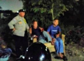 Bhabinkamtibmas Desa Anggadita Temui Warga Saat Ronda Malam