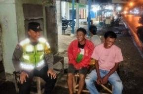 Brigadir Alpian Budi Bhabinkamtibmas Ikut Serta Dalam Giat Ronda Bersama Warga