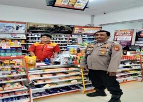 Bripka Satim Laksanakan Giat Patroli Perekat Supermarket Alfamart Gempol Guna Antisipasi Kejahatan