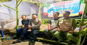 Dalam Kegiatan Sambang Malam hari, Bhabinkamtibmas Berikan Arahan Kepada Piket Linmas Desa Kutajaya