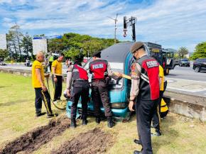Quick Response Patroli Unit Gasum Dit Samapta Polda NTB Evakuasi Korban Lakalantas di Bundaran Gerung