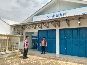 Upaya Anggota Polsek Batujaya Ciptakan Keamanan di Bank BJB Unit Batujaya di siang hari