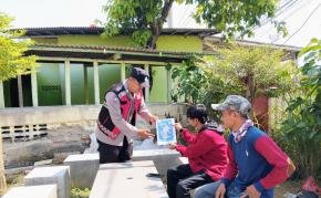 Anggota Polsek Batujaya mensosialisasikan QR Code Div Propam Polri kepada Masyarakat
