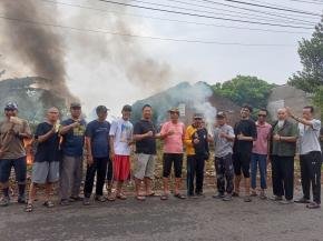 Kades Tatang Hidayat Turun Tangan, Warga Rawamas Bersatu Wujudkan Lingkungan Bersih dan Sehat