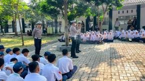 Binluh MPLS Panca Waluya, Satlantas Polres Karawang Gelar Police Goes to School di SMAN 1 Telukjambe Barat