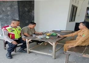 Personil Polsek Tegalwaru Patroli Siang Giat Sambang Warga Juga Sosialisasi Kamtibmas di Desa Cintalanggeng