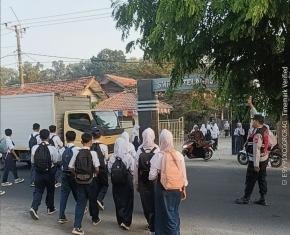 Polsek Telagasari Sapa Warga dan Bantu Siswa Menyebrang di Pagi Hari