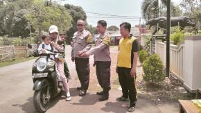 Polsek Kotabaru Jual Beras SPHP Dalam Rangka Gerakan Pangan Murah Ringankan Beban Warga