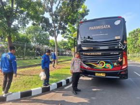 Polsek Ciampel, Iptu Agus Sumarwan, S.Sos bersama Anggota Melaksanakan pengamanan keberangkatan massa buru ke Gedung DPR RI Jakarta