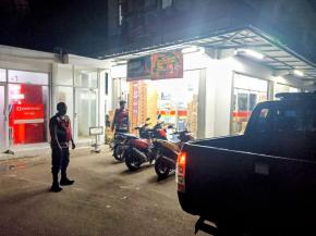 Anggota Polsek Batujaya melaksanakan Patroli Prekat serta Cegah Pencurian dan Pembobolan di Minimarket
